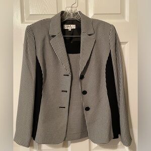 Women’s skirt suit 
2 pieces 
Beautiful perfect condition 
Black and white